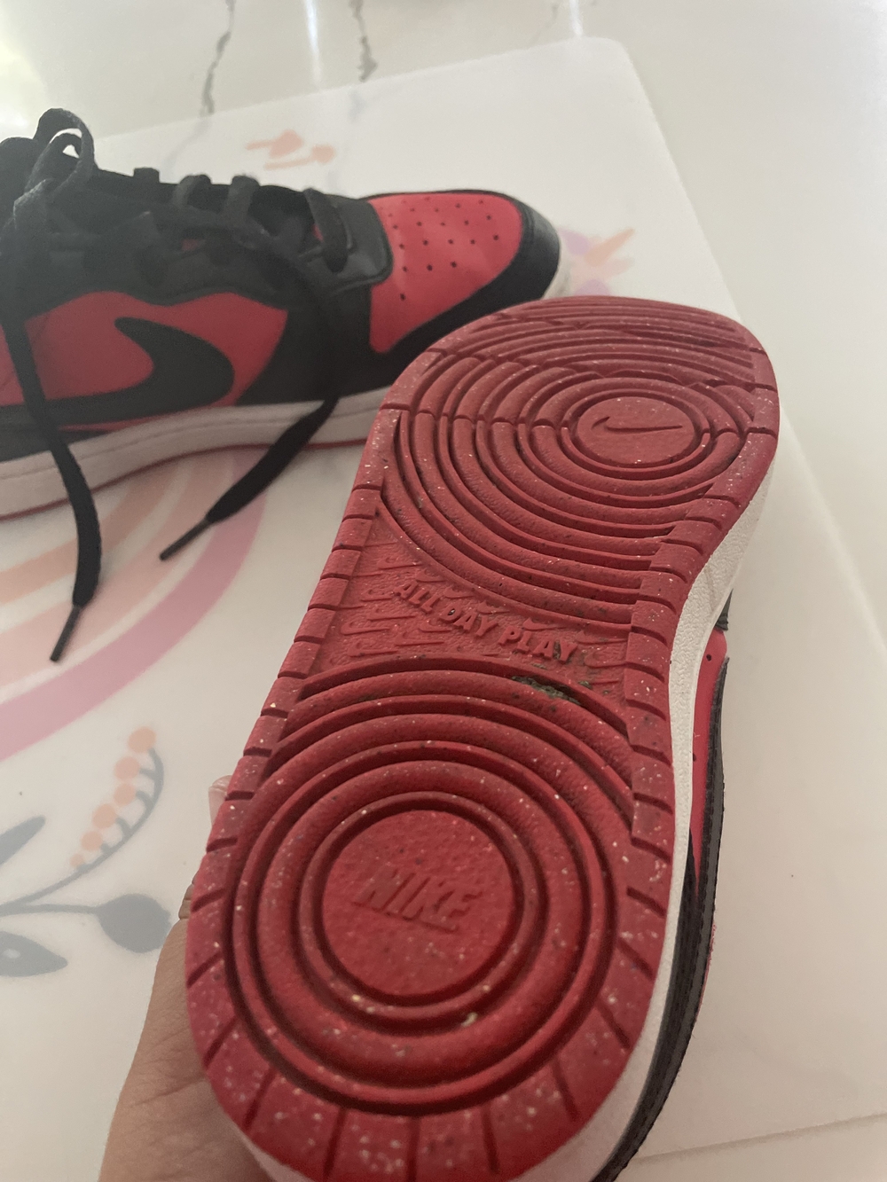 Nike Kids' Low-Top Sneakers in Red and Black - Picture 3 of 4